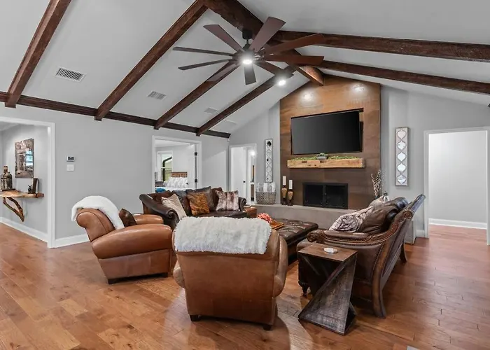 Cowtown Casa: A Place To Hang Your *