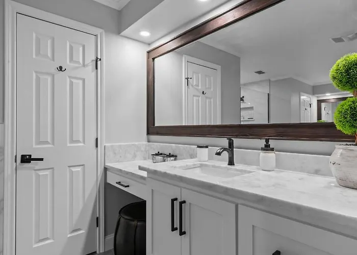 Cowtown Casa: A Place To Hang Your *