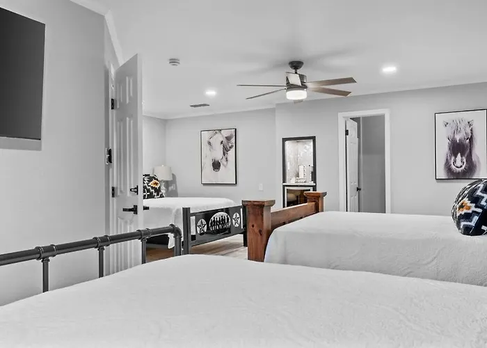 Cowtown Casa: A Place To Hang Your *