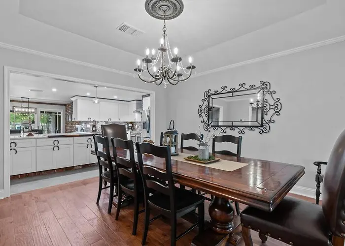 Cowtown Casa: A Place To Hang Your *